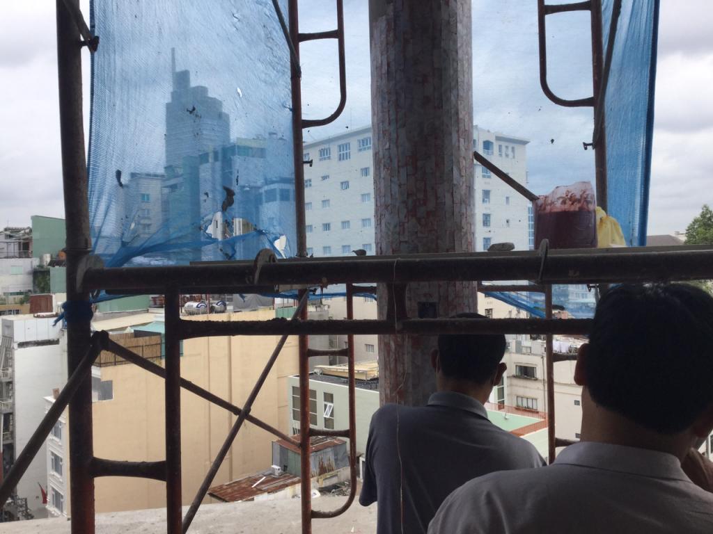 Cẩn ốc xà cừ lên cột bê tông